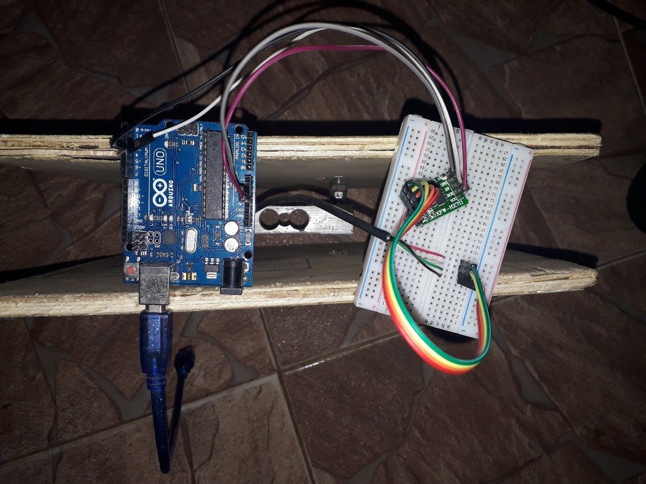 photo of connection of load cell and amp to arduino microcontroller via a breadboard