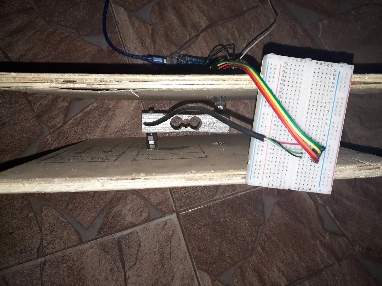 photo of connecting an amplifier to a load cell via a breadboard